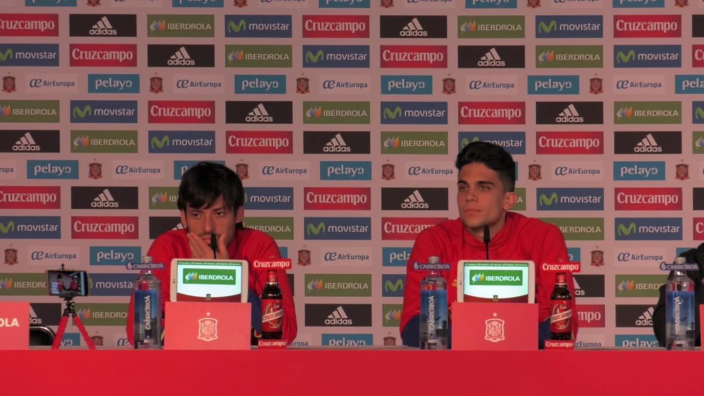 西班牙众将出场点燃气氛 莫拉塔帅哭女主播