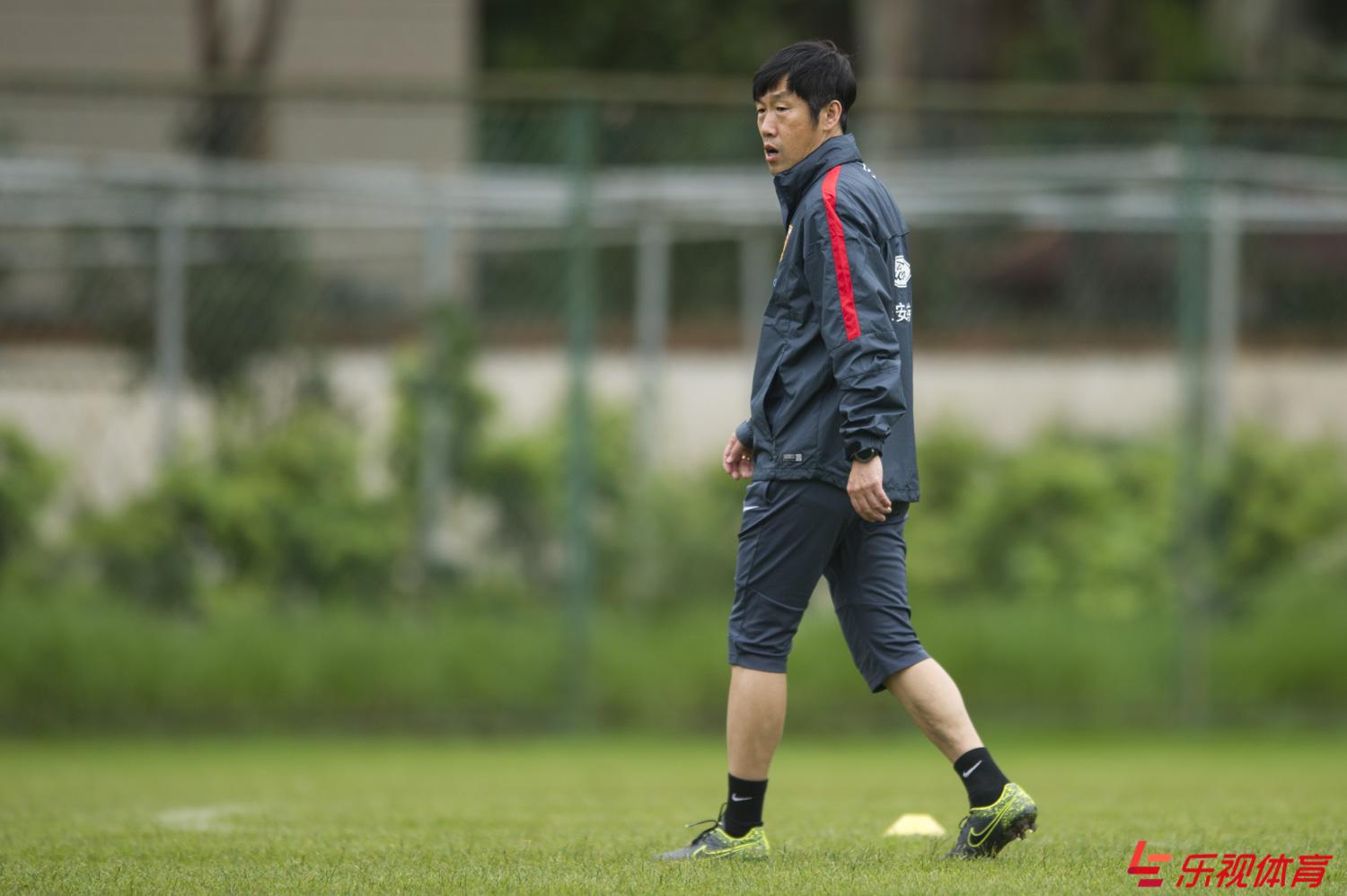 国足集训高洪波考察场地 遥控飞机监控国足训