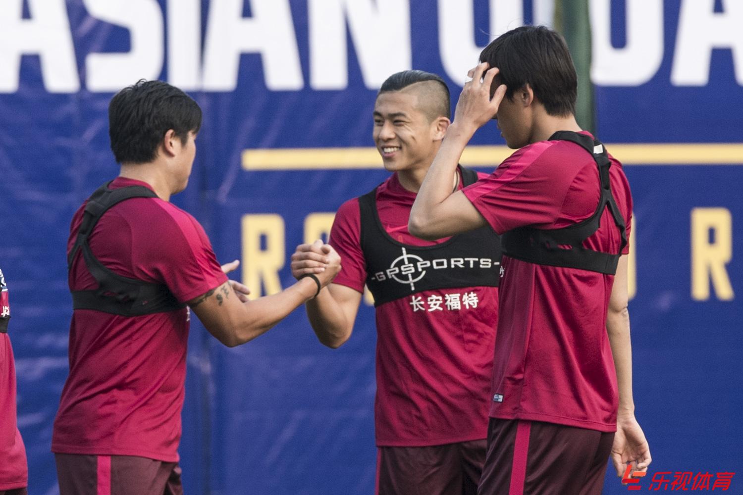 国足武汉首次公开训练 网式足球再现训练场
