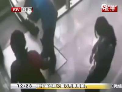 [视频]监控：小女孩商场扶梯逆行 手指瞬间被夹断