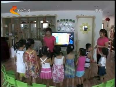 [视频]河北一幼师被曝“脚踹拖拽”幼儿