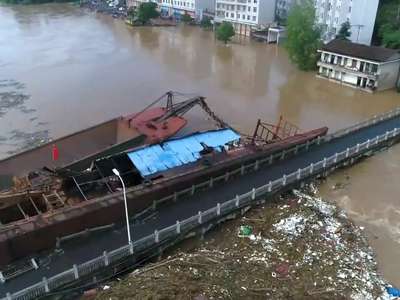 红视频直击：航拍泸溪县五里洲大桥遭受挖砂船撞击