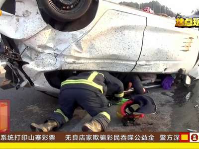 小车失控撞断护栏翻车 路人援手女乘客脱险