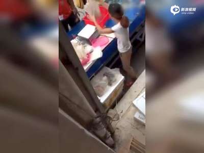 [视频]“鬼手”女商贩手法娴熟 1分钟内偷换两次秤好的物品