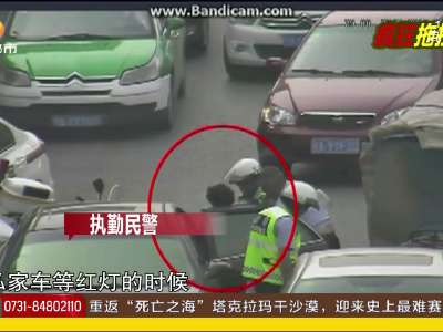 [视频]武汉：拖拉机冲岗撞翻交警 围追堵截三公里逼停