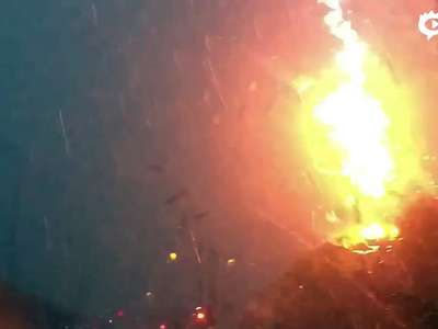 [视频]实拍芝加哥电线杆遭闪电击中 瞬间炸裂粉碎