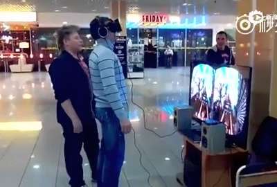 [视频]实拍大叔用VR玩过山车 惊恐尖叫瘫倒在地