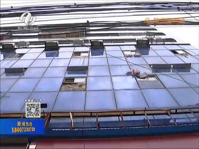 株洲：窗户从天而降 砸伤一名中年男子