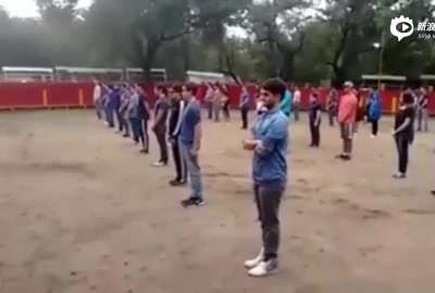 [视频]心真大！实拍西班牙大胆实验 放公牛穿越人墙