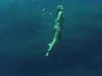 比基尼美女峭壁跳水 深海游泳好似美人鱼
