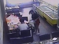 服务员甩酒精瓶