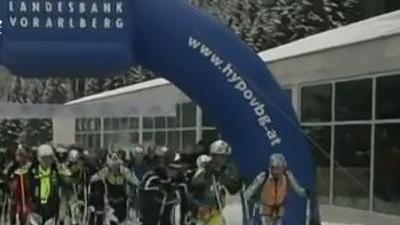 穿雪板爬山 奥地利极限滑雪赛考验全能