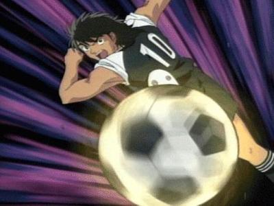 日本名将上演《足球小将》中的经典射门