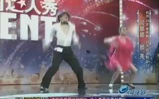 8 万 01:06 草裙舞女孩精彩的舞蹈表演 2.