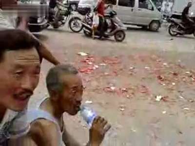 爆笑:老当益壮 大爷与美女热舞