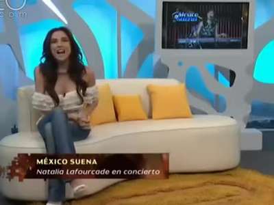 <em>尴尬</em>!漂亮主持人不穿胸罩衣服滑落春光乍泄