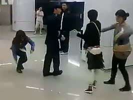 北京地铁两猛女打架互踹