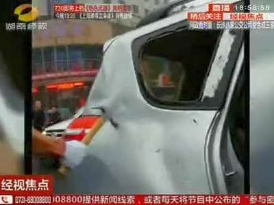 男子闯红灯后 竟砸烂自家爱车