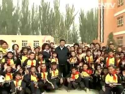 [视频]习近平看望新疆喀什托克扎克镇中心小学师生