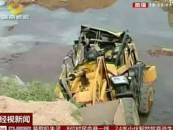 装载机刹车失灵 小伙牺牲自己挽救村民