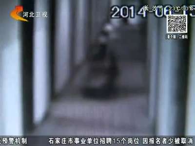 [视频]男子因女友闹分手 将其捆绑装进行李箱带走