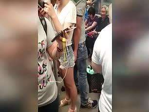 实拍上海地铁<em>猥琐</em>男摸<em>美女</em>臀部