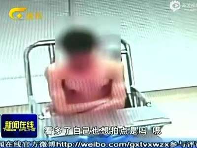 [视频]女子如厕发现大毛脚 系大学生潜伏女厕偷拍