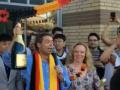 [视频]德国驻华大使柯慕贤高举大力神杯开香槟庆祝德国夺冠