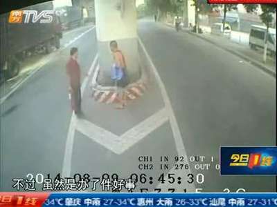 [视频]实拍货车马路起火 公交司机出手帮扑灭