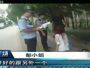 [视频]实拍女子当街跪地哭骂男友 你妈和你逼的