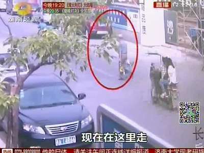 长沙：电动车撞倒老人 司机慌张弃车逃逸