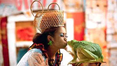 丑女梦想自己的青蛙能变王子,每天都要亲它,最终真的如愿以偿了